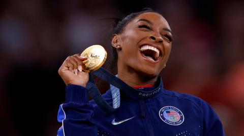  La medallista de oro Simone Biles de Estados Unidos celebra en el podio con su medalla. Foto: Reuters