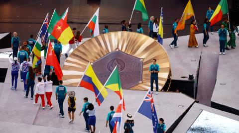  Los abanderados llevan sus insignias en el estadio junto a la medalla de oro gigante, durante la clausura de París 2024. Foto: Reuters