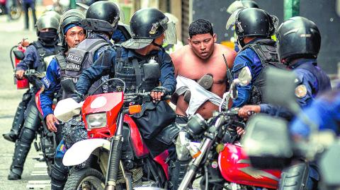 Miembros de la guardia detuvieron a un hombre en una protesta del 30 de julio. Foto: AFP