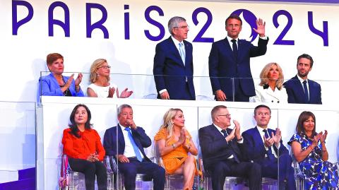 Thomas Bach (COI) y Emmanuel Macron, durante la clausura de los Juegos Olímpicos de París. Foto: AFP