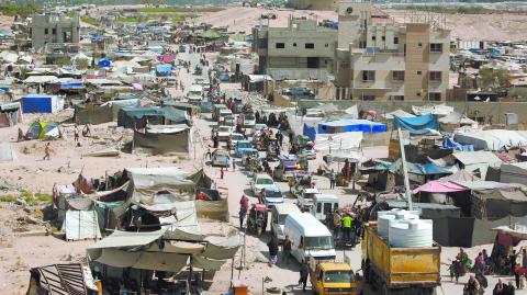 Habitantes de Jan Younis huyen luego de la advertencia de ataques por parte de Israel. Foto: AFP