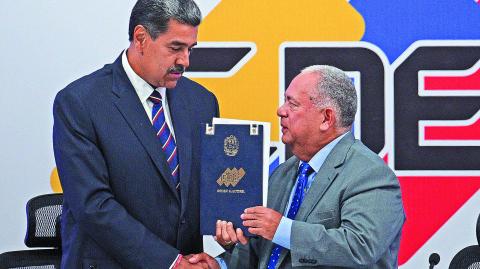 El jefe del Consejo Nacional Electoral, Elvis Amoroso, junto a Nicolás Maduro un día después de las elecciones, 29 de julio. Foto: AFP