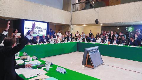 Durante la discusión, legisladores de diversas bancadas expusieron los pros y contras de los cambios a la Constitución. Foto: Especial