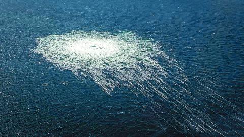 Burbujas destacan sobre el mar Báltico en clara muestra de fisuras del gasoducto Nord Stream 2 producto de un sabotaje. Foto: Reuters