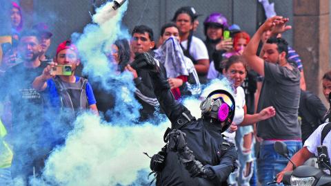 Opositores a Nicolás Maduro se enfrentaron con la policía en Caracas el 29 de julio. Foto: AFP