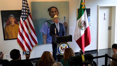 El embajador de Estados Unidos en México, Ken Salazar durante una conferencia de prensa. Foto: AFP