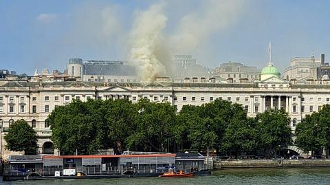 Incendio ubicado en el techo de Somerset House junto al río Támesis en Londres. Foto: AFP