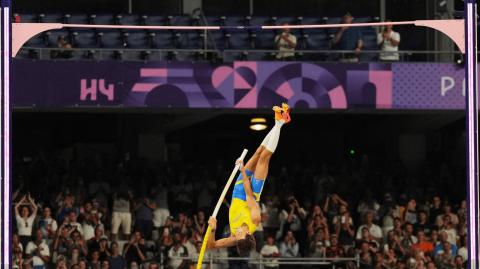 Armand Duplantis de Suecia en acción durante los Juegos Olímpicos de París 2024. Foto: Reuters