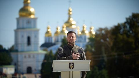 Presidente de Ucrania, Volodymyr Zelensky, hablando durante la ceremonia del 33 aniversario del Día de la Independencia de Ucrania, en la Plaza de Santa Sofía. Foto: AFP