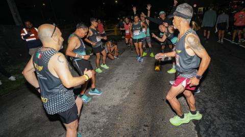 Calentamiento previo al inicio del Maratón CDMX. Foto EE: Eric Lugo.