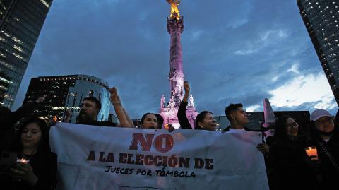 Ayer cientos de personas se manifestaron en el Ángel de la Independencia en contra de la reforma judicial. Foto: Cuartoscuro