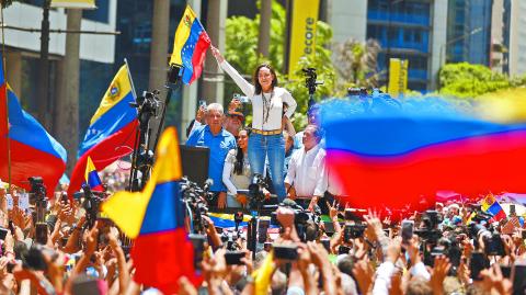 La líder opositora María Corina Machado encabezó ayer en Caracas, nueva protesta. Foto: AFP