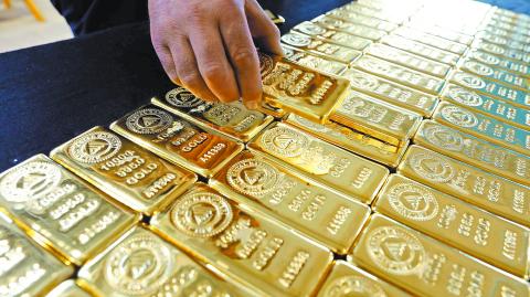 Los inversionistas perciben el riesgo y buscan activos seguros como el oro que ha tenido un importante repunte. Foto: Reuters