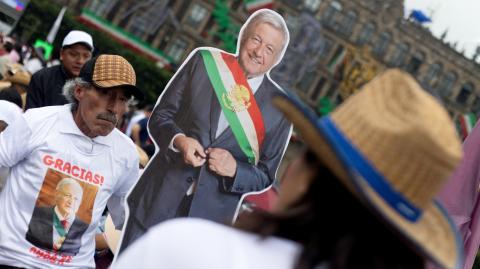 Simpatizantes de AMLO acudieron al VI Informe de Gobierno de AMLO en el Zócalo. Foto: Reuters