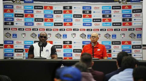 Roberto Kelly y Lorenzo Bundy en conferencia de prensa. Foto EE: Especial.