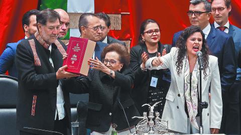 La secretaria de Gobernación, Luisa María Alcalde, entregó en la Cámara de Diputados el último informe de gobierno de AMLO. Foto EE: Eric Lugo