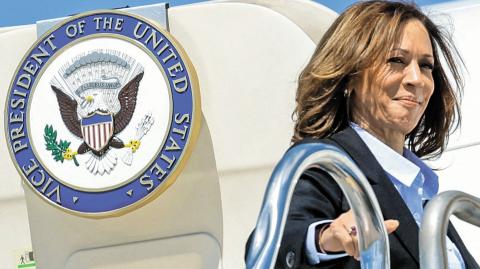 La candidata demócrata Kamala Harris aborda el Air Force 2 para despegar de Detroit, Michigan el 2 de septiembre. Foto: Reuters