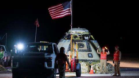 Los equipos de Boeing y la NASA trabajando alrededor de la nave espacial Boeing Crew Flight Test Starliner de la NASA. Foto: AFP