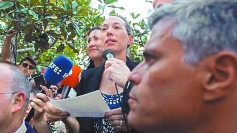 Carolina González leyó un mensaje de su padre frente al Congreso español. Foto: Reuters