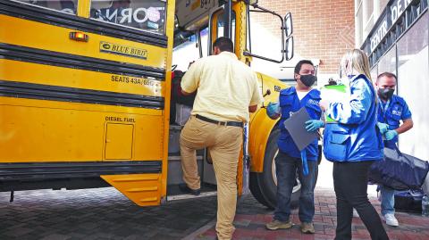 Exprisioneros políticos de Nicaragua abordaron un autobús tras aterrizar en Guatemala. Foto: Reuters