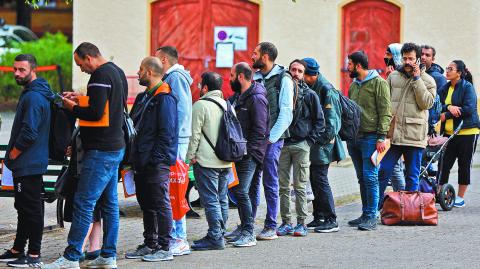 Migrantes en un centro de atención en Berlín en imagen del 6 de octubre de 2023. Foto: Reuters