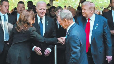 El presidente Joe Biden atestigua el saludo entre los candidatos Kamala Harris y Donald Trump durante el aniversario 23 de los atentados terroristas. Foto: AFP