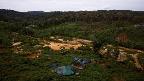 Una aldea indígena yanomami se ve cerca de un sitio minero ilegal desactivado. Foto: Reuters