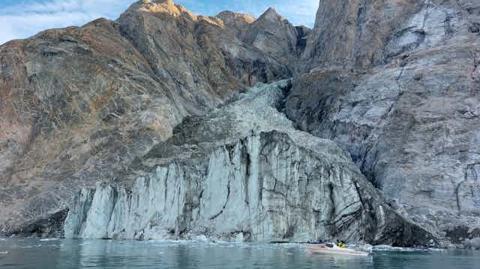 El fiordo Dickson (Groenlandia) en agosto de 2023. Apenas unas semanas después, un enorme fragmento de la montaña se deslizaría hacia el océano. Foto EE: Especial