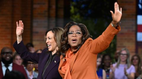 La vicepresidenta y candidata presidencial demócrata Kamala Harris (izq.) junto a la productora de televisión estadounidense Oprah Winfrey. Foto: AFP