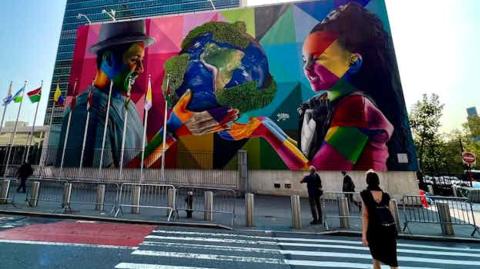 Mural del artista Eduardo Kobra ante la sede de Naciones Unidas en Nueva York. United Nations.