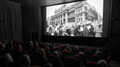 La gente ve la película "Traslados" dirigida por el argentino Nicolás Gil Lavedra en Buenos Aires el 17 de septiembre de 2024. Foto: AFP