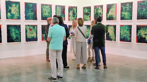 Las galerías y las ferias presenciales persisten como las vías de mayor confianza sobre los potenciales compradores de arte, aunque la compraventa en línea gana terreno. Foto EE: Hugo Salazar