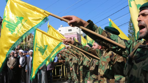  Militares enarbolan la bandera de Hezbolá. Foto: Shutterstock.