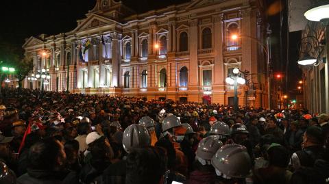 Seguidores del presidente Luis Arce se congregan frente al Palacio de Gobierno de Bolivia después de una manifestación contra el gobierno convocada por el expresidente Evo Morales. Foto: AFP