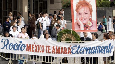 Dúrcal, cuyo nombre real era María de los Ángeles de las Heras Ortiz, falleció a los 61 años en 2006 tras batallar contra un cáncer.