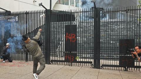 A 10 años de la desaparición de los normalistas de Ayotzinapa, ayer hubo protestas en el Senado.