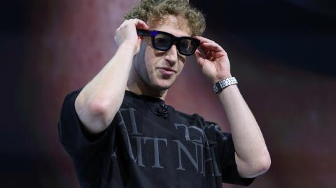 El CEO de Meta, Mark Zuckerberg, presenta las gafas Orio.