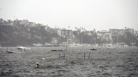 El Servicio Meteorológico Nacional detalló en un comunicado que sigue vigente la vigilancia por efectos de huracán desde Acapulco hasta Zihuatanejo, en Guerrero.