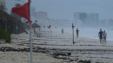 Hasta el momento hay más de 1,400 brigadistas apoyando en Cancún y otras ciudades por distintas contingencias.

Para más información del tema, visita: https://www.eleconomista.com.mx/estados/quintana-roo-declara-alerta-roja-helene-municipios-corren-riesgo-20240925-727362.html

¡Síguenos en nuestras redes sociales para mantenerte informado!

Twitter: https://twitter.com/eleconomista 
Facebook: https://www.facebook.com/ElEconomista.mx
Instagram: https://www.instagram.com/eleconomistamx
LinkedIn: https://www.linkedin.com/company/el-economista/

#ElEconomista #EETV