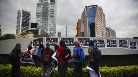 Los familiares de 43 estudiantes mexicanos de la escuela rural de Ayotzinapa, desaparecidos y presuntamente masacrados en 2014, saldrán a la calle este jueves para exigir "la verdad" en el décimo aniversario de una tragedia que conmocionó a la nación.