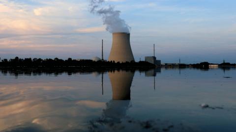 Durante la Guerra Fría, la Unión Soviética alcanzó un máximo de unas 40,000 cabezas nucleares, mientras que el máximo estadounidense fue de unas 30,000.

Para más información del tema, visita: https://www.eleconomista.com.mx/internacionales/arsenal-nuclear-ruso-mayor-mundo-20240926-727585.html

¡Síguenos en nuestras redes sociales para mantenerte informado!

Twitter: https://twitter.com/eleconomista 
Facebook: https://www.facebook.com/ElEconomista.mx
Instagram: https://www.instagram.com/eleconomistamx
LinkedIn: https://www.linkedin.com/company/el-economista/

#ElEconomista #EETV