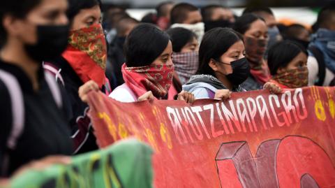 Familiares de los 43 de Ayotzinapa realizan protestas a 10 años de su misteriosa desaparición.