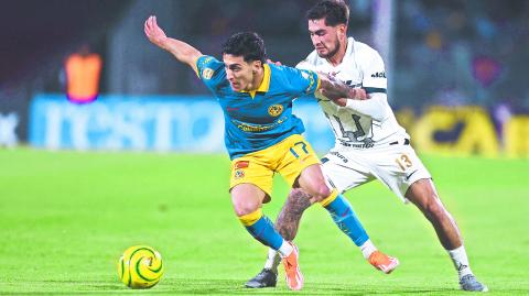 CIUDAD DE MÉXICO, 20ABRIL2024. Alejandro Zendejas de las Águilas y Pablo Monroy de Universidad disputan una pelota durante el partido de fútbol Pumas vs América correspondiente a la jornada 16 del Torneo Clausura 2024 de Liga BBVA MX, en el Estadio Olímpico Universitario. FOTO: EDGAR NEGRETE LIRA/CUARTOSCURO.COM