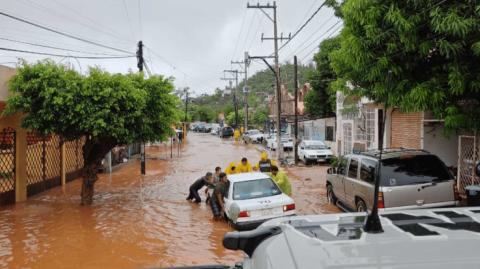 John retomó fuerza este jueves y se prevé que afecte más tarde a las costas de Guerrero.

Para más información del tema, visita: https://www.eleconomista.com.mx/politica/huracan-john-5-muertos-carreteras-cerradas-y-miles-energia-electrica-guerrero-20240926-727637.html

¡Síguenos en nuestras redes sociales para mantenerte informado!

Twitter: https://twitter.com/eleconomista 
Facebook: https://www.facebook.com/ElEconomista.mx
Instagram: https://www.instagram.com/eleconomistamx
LinkedIn: https://www.linkedin.com/company/el-economista/

#ElEconomista #EETV