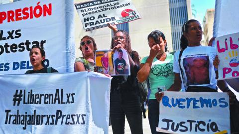 Relatives of Venezuelans who were detained after the July presidential election, protest outside the public prosecutor's headquarters, in Caracas, Venezuela September 26, 2024. REUTERS/Gaby Oraa