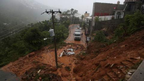 La tormenta tropical John se dirigía lentamente este viernes tierra adentro frente a las costas del Pacífico mexicano, mientras castigaba las ciudades cercanas con inundaciones severas y deslizamientos de tierra tras cuatro días de copiosas lluvias y fuertes vientos.

Para más información del tema, visita: https://www.eleconomista.com.mx/politica/tormenta-john-continua-azotando-guerrero-y-michoacan-lluvias-acumulan-1-metro-altura-20240927-727760.html

¡Síguenos en nuestras redes sociales para mantenerte informado!

Twitter: https://twitter.com/eleconomista 
Facebook: https://www.facebook.com/ElEconomista.mx
Instagram: https://www.instagram.com/eleconomistamx
LinkedIn: https://www.linkedin.com/company/el-economista/

#ElEconomista #EETV