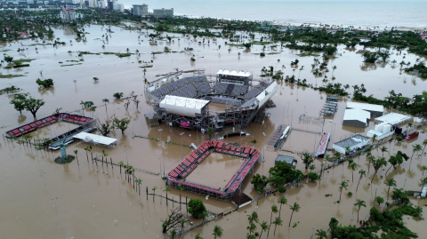 Vista aérea de la cancha de tenis Arena GNP inundada después del huracán John en Acapulco, estado de Guerrero, México.