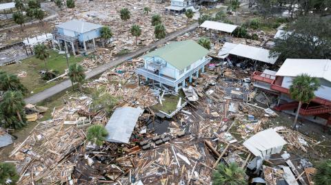 Una vista de un dron muestra un área inundada y dañada después del huracán Helene en Horseshoe Beach, Florida, en E.U.