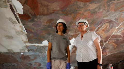 Pilar Roig Picazo, 75 años y su hija Pilar Bosch Roig de 42 años, posan bajo la bóveda barroca de la iglesia de Santos Juanes que restauran tras Sufrió un incendio en la Guerra Civil Española en 1936, Valencia, España.