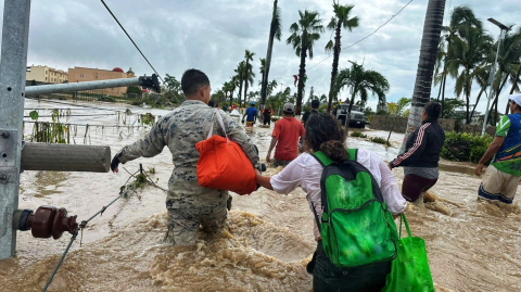 Elementos de la Marina y la Sedena ayudan a los damnificados por el huracán John